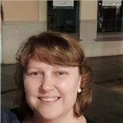 Profesora de inglés imparte clases a los alumnos de diferente edad y a adultos